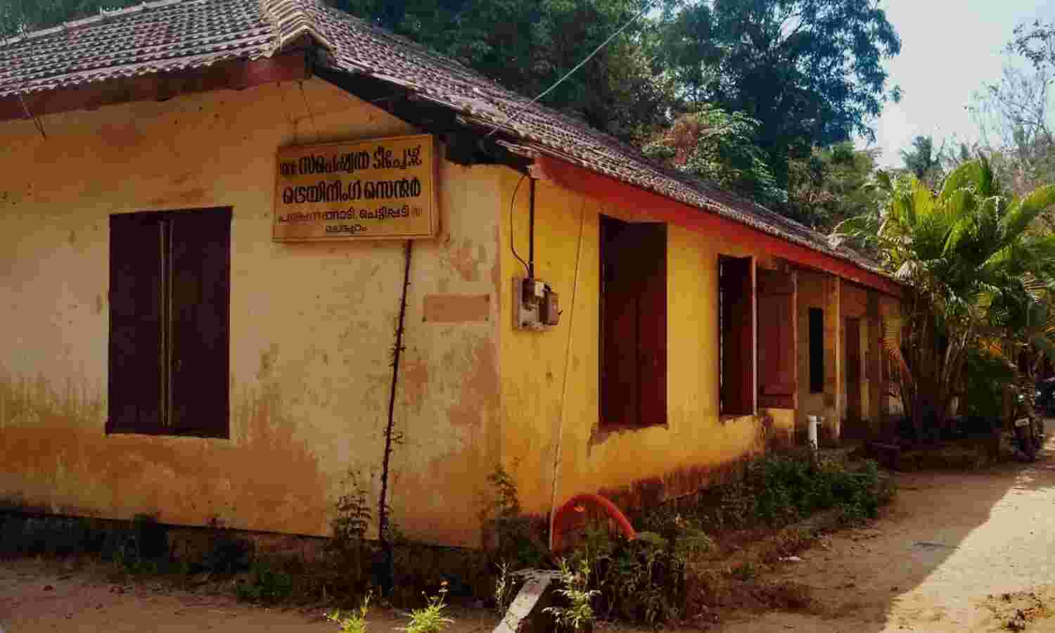 ഗവ. സ്പെഷ്യല് ടീച്ചേഴ്സ് ട്രെയ്നിങ് സെന്ററിലെ രജിസ്റ്ററുകള് ഉള്പ്പെടെയുള്ള രേഖകളമായി മുന് കോര്ഡിനേറ്റര് മുങ്ങി ഗവ. സ്പെഷ്യല് ടീച്ചേഴ്സ് ട്രെയ്നിങ് സെന്ററിലെ രജിസ്റ്ററുകള് ഉള്പ്പെടെയുള്ള രേഖകളമായി മുന് കോര്ഡിനേറ്റര് മുങ്ങി