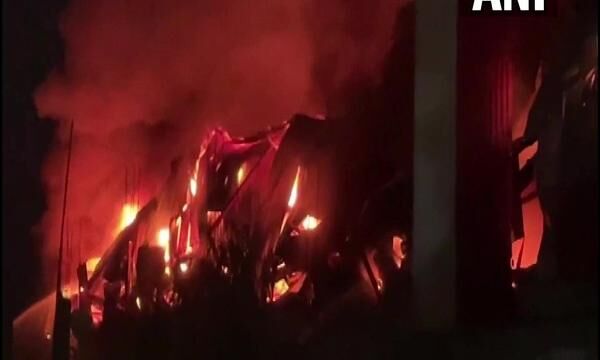 നോയിഡയിലെ ഫാക്ടറിയില് തീപിടിത്തം; ആളപായമില്ല നോയിഡയിലെ ഫാക്ടറിയില് തീപിടിത്തം; ആളപായമില്ല