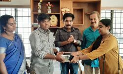 കളഞ്ഞുകിട്ടിയ മൊബൈല്‍ ഫോണ്‍ തിരിച്ചേല്‍പ്പിച്ച് വിദ്യാര്‍ഥി മാതൃകയായി