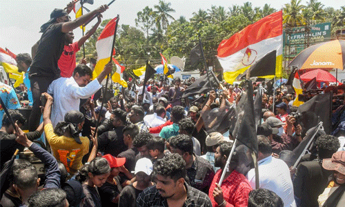 അദാനി ഗ്രൂപ്പ് എല്ലാവരെയും പറ്റിച്ചു; വിഴിഞ്ഞം സമരത്തില് നിന്ന് ഒരടി പിന്നോട്ടില്ലെന്ന് ലത്തീന് അതിരൂപത അദാനി ഗ്രൂപ്പ് എല്ലാവരെയും പറ്റിച്ചു; വിഴിഞ്ഞം സമരത്തില് നിന്ന് ഒരടി പിന്നോട്ടില്ലെന്ന് ലത്തീന് അതിരൂപത