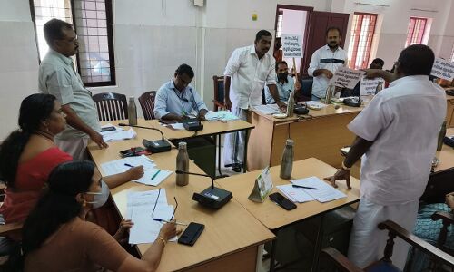 ബോര്‍ഡുകള്‍ നശിപ്പിച്ചതിനെ ചൊല്ലി മാള ഗ്രാമപ്പഞ്ചായത്ത് കമ്മിറ്റിയില്‍ പ്രതിപക്ഷ പ്രതിഷേധം