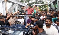 സൂചനാ ബോർഡ് സ്ഥാപിച്ചില്ല; നവീകരിച്ച ഫറോക്ക് പാലത്തില് ടൂറിസ്റ്റ് ബസ് കുടുങ്ങി സൂചനാ ബോർഡ് സ്ഥാപിച്ചില്ല; നവീകരിച്ച ഫറോക്ക് പാലത്തില് ടൂറിസ്റ്റ് ബസ് കുടുങ്ങി