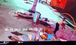 അമ്മയോടൊപ്പം ഉറങ്ങുന്ന കുഞ്ഞിനെ എടുത്തോടി യുവാവ്; വീഡിയോ പുറത്ത് വിട്ട് പോലിസ്