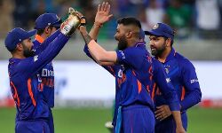 ഏഷ്യാ കപ്പ്; പാകിസ്താനെ 147ലൊതുക്കി ഇന്ത്യ; ഭുവനേശ്വര് കുമാറിന് നാല് വിക്കറ്റ് ഏഷ്യാ കപ്പ്; പാകിസ്താനെ 147ലൊതുക്കി ഇന്ത്യ; ഭുവനേശ്വര് കുമാറിന് നാല് വിക്കറ്റ്