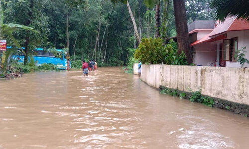 സംസ്ഥാനത്ത് കനത്ത മഴ; പത്തനംതിട്ടയിലും കോട്ടയത്തും പലയിടങ്ങളിലും വെള്ളം കയറി