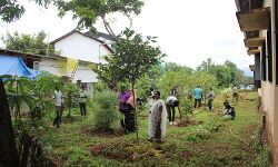 തരിശുഭൂമിയില് ജൈവവൈവിധ്യ ഉദ്യാനമൊരുക്കി സ്കൂള് അധ്യാപകന് തരിശുഭൂമിയില് ജൈവവൈവിധ്യ ഉദ്യാനമൊരുക്കി സ്കൂള് അധ്യാപകന്