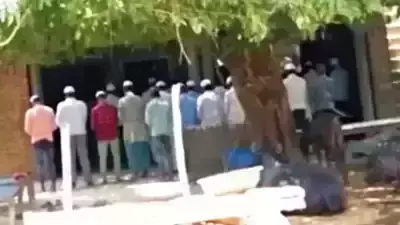 വീട്ടില് വച്ച് നമസ്കാരം: 26 പേര്ക്കെതിരേ രജിസ്റ്റര് ചെയ്ത കേസ് യുപി പോലിസ് പിന്വലിച്ചു വീട്ടില് വച്ച് നമസ്കാരം: 26 പേര്ക്കെതിരേ രജിസ്റ്റര് ചെയ്ത കേസ് യുപി പോലിസ് പിന്വലിച്ചു