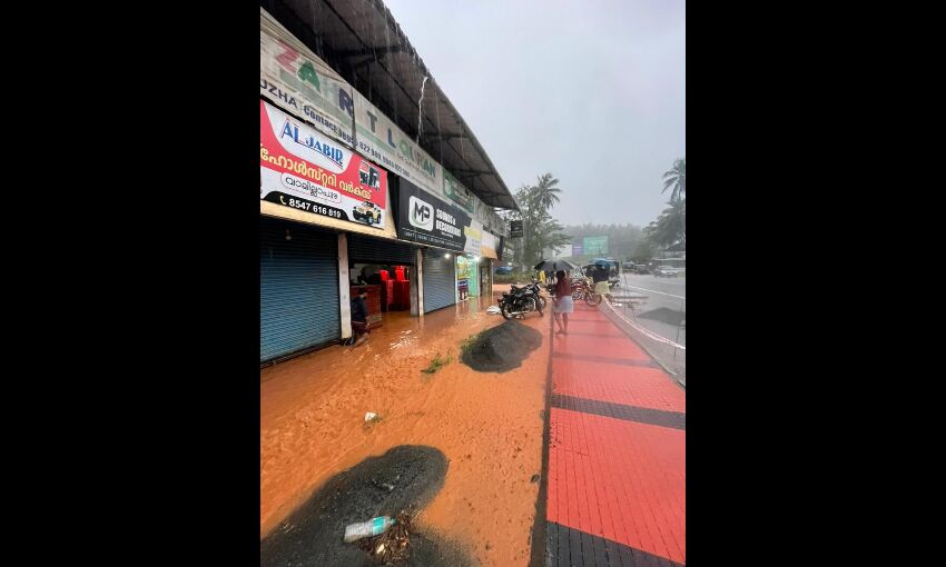 ക്വാറിയില്‍ നിന്ന് മണ്ണ് ഒലിച്ചെത്തി; ചെളിക്കുളമായി വാലില്ലാപുഴ അങ്ങാടി