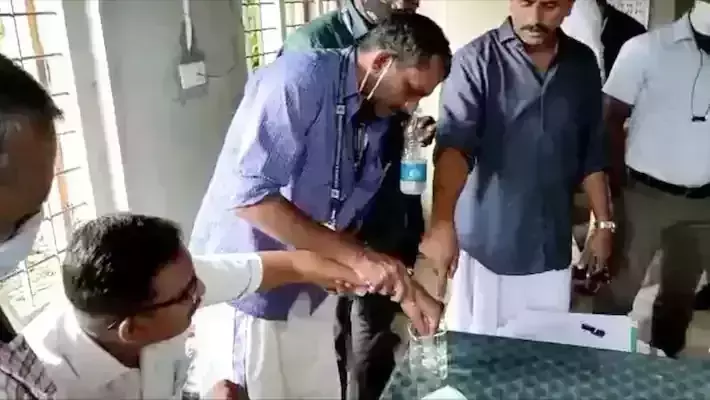 കൈക്കൂലി വാങ്ങുന്നതിനിടെ വില്ലേജ് ഓഫിസര് അറസ്റ്റില്; ഭൂമി പോക്കുവരവിനായി വാങ്ങിയത് 15,000 രൂപ കൈക്കൂലി വാങ്ങുന്നതിനിടെ വില്ലേജ് ഓഫിസര് അറസ്റ്റില്; ഭൂമി പോക്കുവരവിനായി വാങ്ങിയത് 15,000 രൂപ