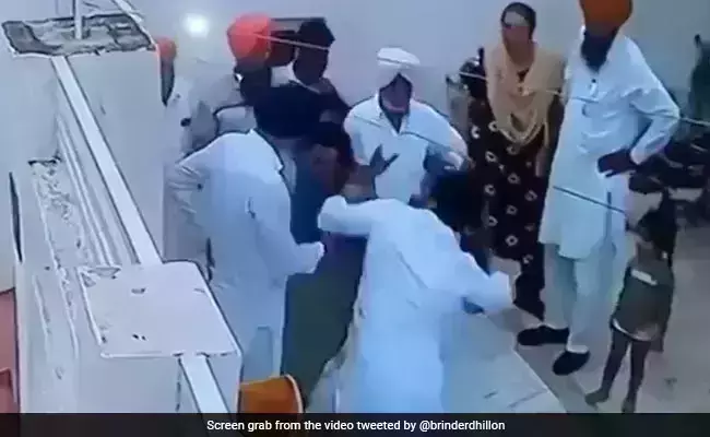 എഎപി വനിതാ എംഎല്എയുടെ കരണത്തടിച്ച് ഭര്ത്താവ്; വീഡിയോ വൈറല്, ഇടപെട്ട് വനിതാ കമ്മീഷന് എഎപി വനിതാ എംഎല്എയുടെ കരണത്തടിച്ച് ഭര്ത്താവ്; വീഡിയോ വൈറല്, ഇടപെട്ട് വനിതാ കമ്മീഷന്