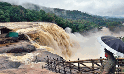 തൃശൂരിലെ ടൂറിസം കേന്ദ്രങ്ങളിലേക്കുള്ള വിലക്ക് നീക്കി
