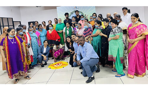 പാട്ടുപാടിയും പൂക്കളമിട്ടും അമ്മമാര്‍ക്ക് ഹാപ്പി ഓണം