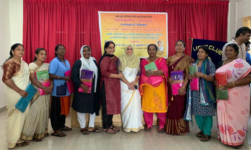 ഹരിത കര്‍മ്മ സേന, ആരോഗ്യ വിഭാഗം പ്രവര്‍ത്തകര്‍ക്ക് ഓണക്കോടിയും ഓണസദ്യയും നല്‍കി