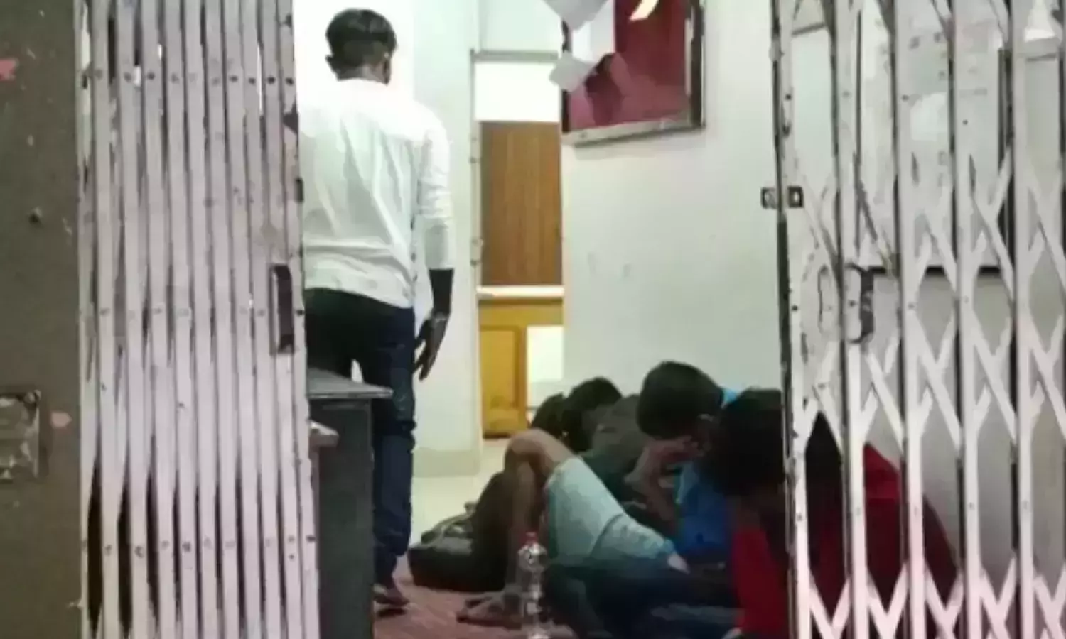 ബോട്ടില് ആസ്ത്രേലിയയിലേക്ക് കടക്കാന് ശ്രമം; കൊല്ലത്ത് 11 ശ്രീലങ്കന് സ്വദേശികള് പിടിയില് ബോട്ടില് ആസ്ത്രേലിയയിലേക്ക് കടക്കാന് ശ്രമം; കൊല്ലത്ത് 11 ശ്രീലങ്കന് സ്വദേശികള് പിടിയില്