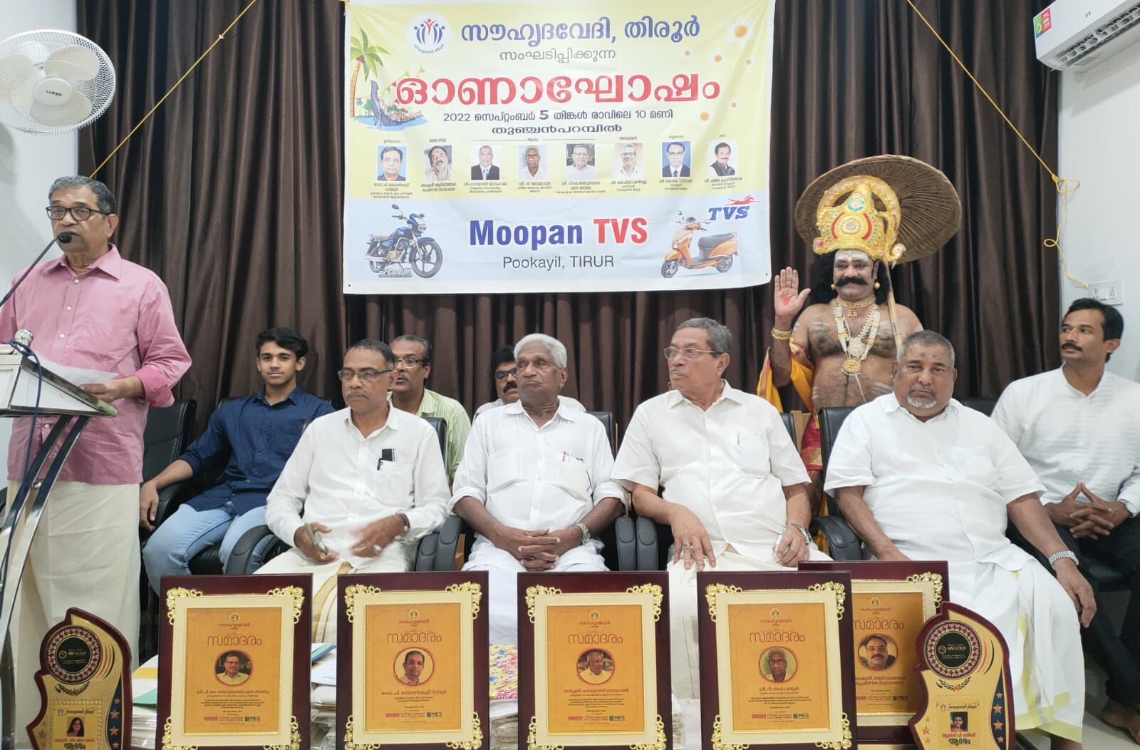 സൗഹൃദവേദി, തിരൂര് നൂറോളം കുടുംബങ്ങള്ക്ക് ഓണപ്പുടവകള് നല്കി സൗഹൃദവേദി, തിരൂര് നൂറോളം കുടുംബങ്ങള്ക്ക് ഓണപ്പുടവകള് നല്കി