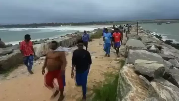 തിരുവനന്തപുരത്ത് വള്ളം മറിഞ്ഞ് രണ്ട് മരണം; 10 പേര്ക്കായി തിരച്ചില്, രക്ഷാ പ്രവര്ത്തനം വൈകിയെന്ന് ആരോപിച്ച് പ്രതിഷേധം തിരുവനന്തപുരത്ത് വള്ളം മറിഞ്ഞ് രണ്ട് മരണം; 10 പേര്ക്കായി തിരച്ചില്, രക്ഷാ പ്രവര്ത്തനം വൈകിയെന്ന് ആരോപിച്ച് പ്രതിഷേധം