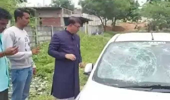 ഹൈദരാബാദില് മതപരമായ മുദ്രാവാക്യം മുഴക്കാന് ആവശ്യപ്പെട്ട് മുസ്ലിം കാര്ഡ്രൈവര്ക്ക് മര്ദ്ദനം; വാഹനവും തകര്ത്തു ഹൈദരാബാദില് മതപരമായ മുദ്രാവാക്യം മുഴക്കാന് ആവശ്യപ്പെട്ട് മുസ്ലിം കാര്ഡ്രൈവര്ക്ക് മര്ദ്ദനം; വാഹനവും തകര്ത്തു