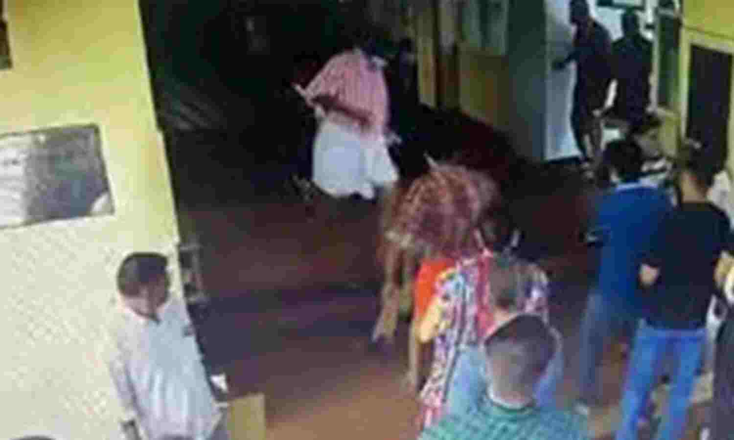 മെഡിക്കല് കോളജ് സുരക്ഷാ ജീവനക്കാരെ മര്ദ്ദിച്ച സംഭവം: പ്രതികളുടെ മുന്കൂര് ജാമ്യാപേക്ഷ തള്ളി മെഡിക്കല് കോളജ് സുരക്ഷാ ജീവനക്കാരെ മര്ദ്ദിച്ച സംഭവം: പ്രതികളുടെ മുന്കൂര് ജാമ്യാപേക്ഷ തള്ളി