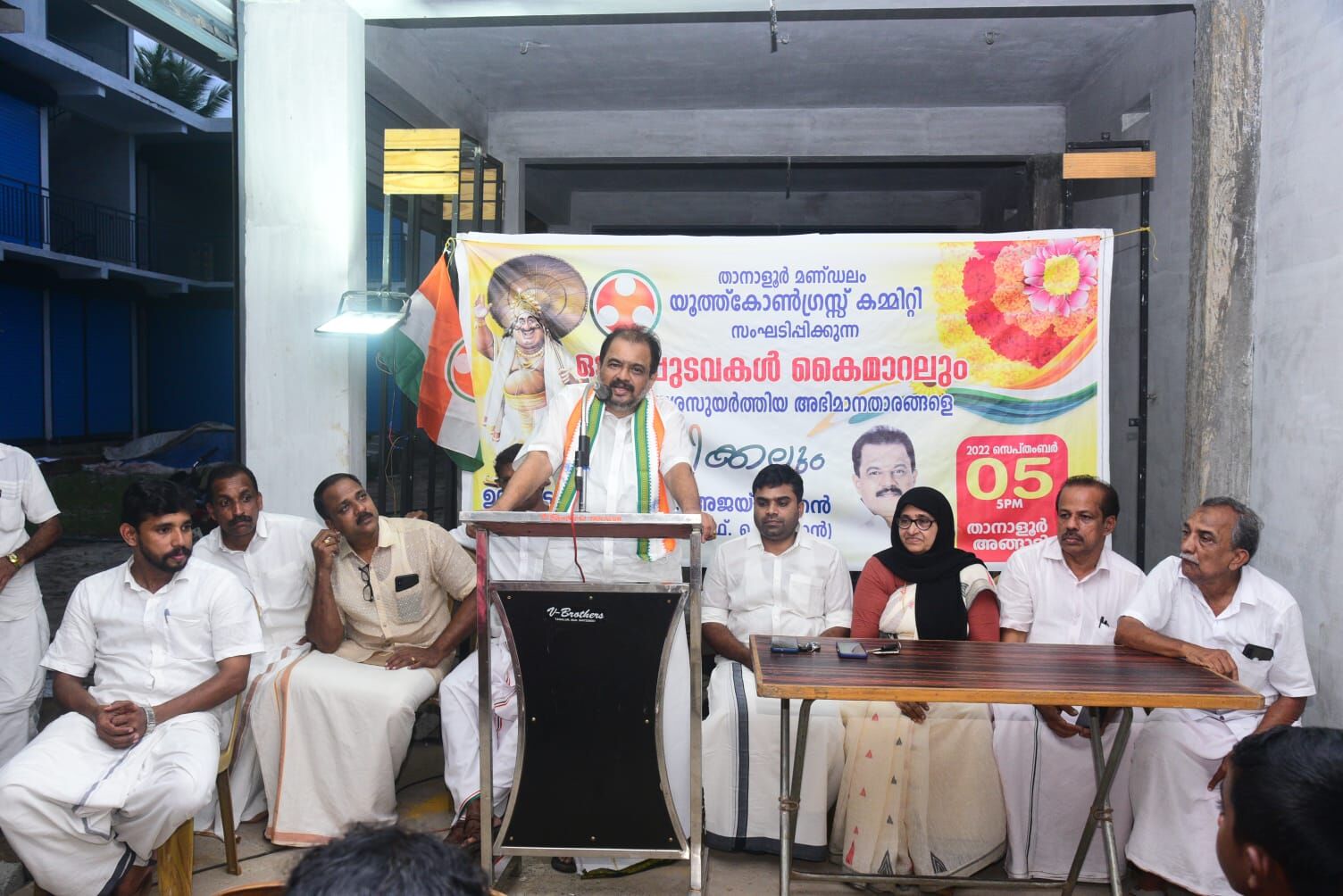 താനാളൂര് മണ്ഡലം യൂത്ത് കോണ്ഗ്രസ് കമ്മിറ്റിയുടെ നേതൃത്വത്തില് ഓണപ്പുടവ കൈമാറി താനാളൂര് മണ്ഡലം യൂത്ത് കോണ്ഗ്രസ് കമ്മിറ്റിയുടെ നേതൃത്വത്തില് ഓണപ്പുടവ കൈമാറി