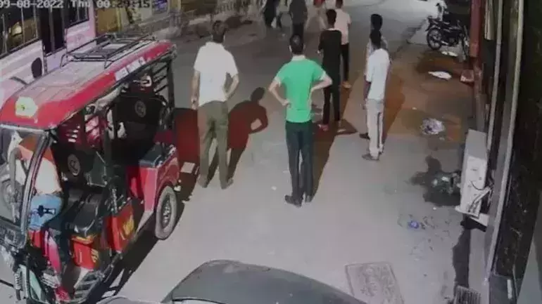 സുവര്ണ ക്ഷേത്രത്തിന് സമീപം പുകയില ചവച്ചു; യുവാവിനെ വെട്ടിക്കൊലപ്പെടുത്തി സുവര്ണ ക്ഷേത്രത്തിന് സമീപം പുകയില ചവച്ചു; യുവാവിനെ വെട്ടിക്കൊലപ്പെടുത്തി