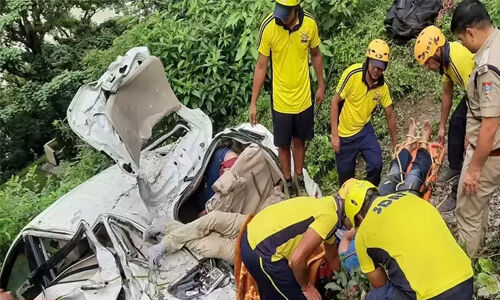 ഉത്തരാഖണ്ഡില് കാര് കൊക്കയിലേക്ക് മറിഞ്ഞ് നാല് തീര്ത്ഥാടകര് മരിച്ചു ഉത്തരാഖണ്ഡില് കാര് കൊക്കയിലേക്ക് മറിഞ്ഞ് നാല് തീര്ത്ഥാടകര് മരിച്ചു