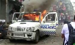 കാറുകള്‍ കത്തിച്ചു, കണ്ണീര്‍വാതകവും ജലപീരങ്കിയും പ്രയോഗിച്ചു; കൊല്‍ക്കത്തയില്‍ ബിജെപി പ്രതിഷേധത്തില്‍ സംഘര്‍ഷം