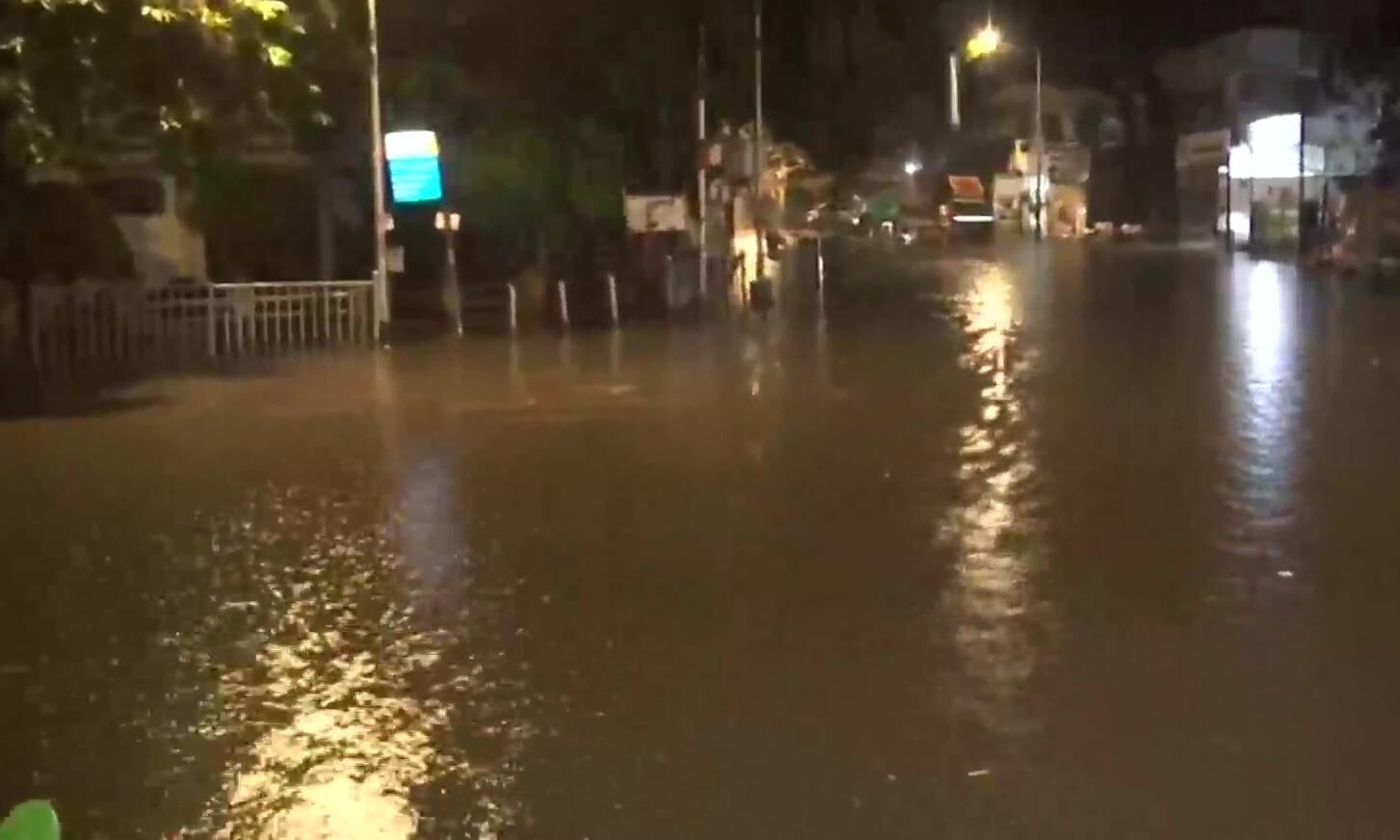 കനത്ത മഴ: മുംബൈയില് പലയിടങ്ങളിലും വെള്ളം കയറി കനത്ത മഴ: മുംബൈയില് പലയിടങ്ങളിലും വെള്ളം കയറി