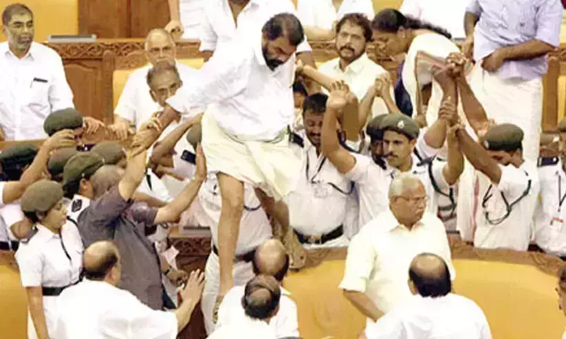 നിയമസഭ ആക്രമണ കേസ്: മന്ത്രി ശിവന്കുട്ടിയടക്കമുള്ള പ്രതികള് ഇന്ന് ഹാജരാകും നിയമസഭ ആക്രമണ കേസ്: മന്ത്രി ശിവന്കുട്ടിയടക്കമുള്ള പ്രതികള് ഇന്ന് ഹാജരാകും