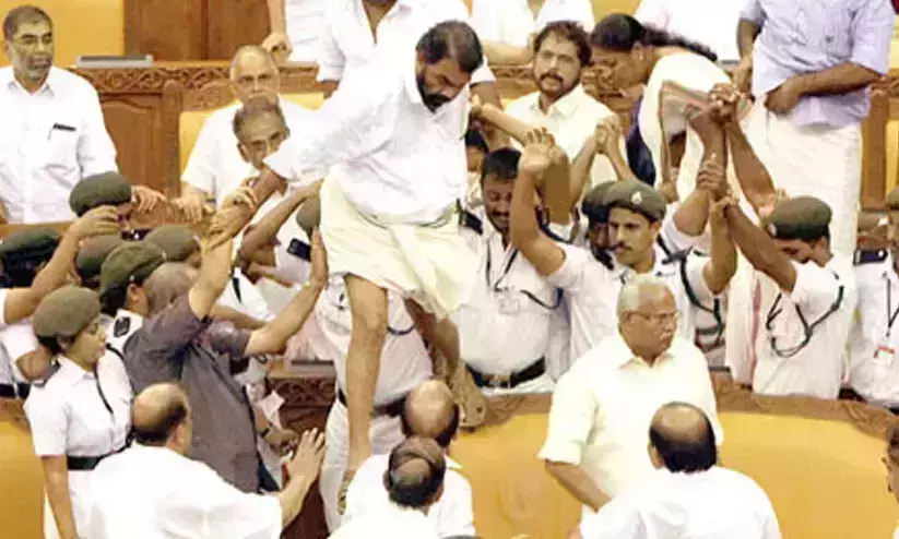 നിയമസഭ ആക്രമണ കേസ്: മന്ത്രി ശിവന്കുട്ടിയടക്കമുള്ള പ്രതികള് ഇന്ന് ഹാജരാകും നിയമസഭ ആക്രമണ കേസ്: മന്ത്രി ശിവന്കുട്ടിയടക്കമുള്ള പ്രതികള് ഇന്ന് ഹാജരാകും