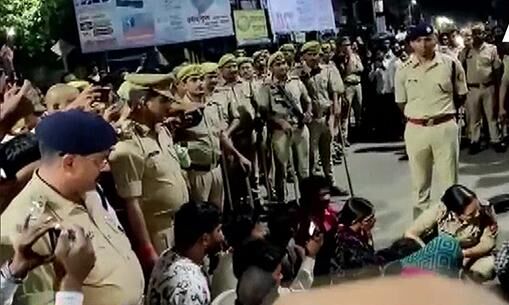 യുപിയില് പ്രായപൂര്ത്തിയാവാത്ത രണ്ട് ദലിത് സഹോദരിമാര് തൂങ്ങിമരിച്ച നിലയില്; ബലാല്സംഗം ചെയ്ത് കൊലപ്പെടുത്തിയതെന്ന് കുടുംബം യുപിയില് പ്രായപൂര്ത്തിയാവാത്ത രണ്ട് ദലിത് സഹോദരിമാര് തൂങ്ങിമരിച്ച നിലയില്; ബലാല്സംഗം ചെയ്ത് കൊലപ്പെടുത്തിയതെന്ന് കുടുംബം