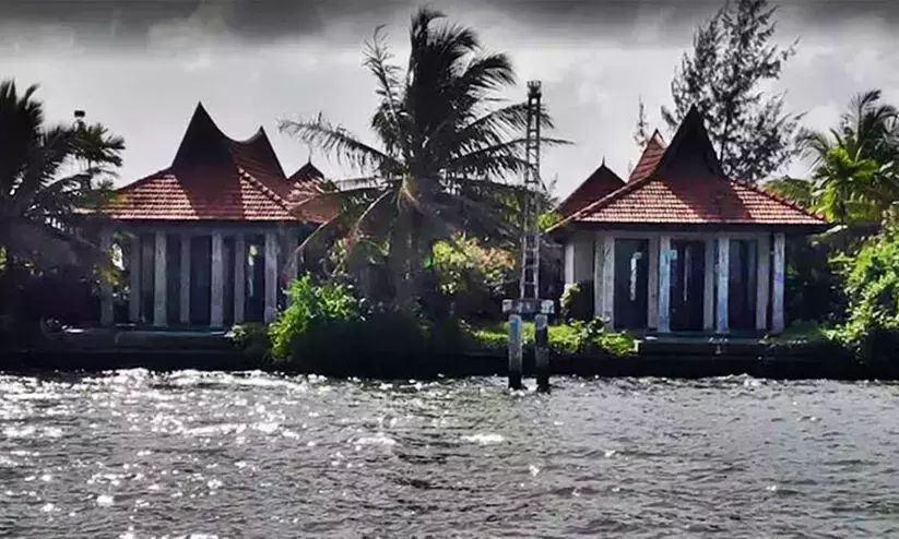 ആലപ്പുഴ: തീരദേശപരിപാലന ചട്ടം ലംഘിച്ച് നിര്മിച്ച കാപ്പിക്കോ റിസോര്ട്ട് ഇന്ന് പൊളിക്കും ആലപ്പുഴ: തീരദേശപരിപാലന ചട്ടം ലംഘിച്ച് നിര്മിച്ച കാപ്പിക്കോ റിസോര്ട്ട് ഇന്ന് പൊളിക്കും