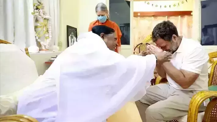 രാഹുല് ഗാന്ധി മാതാ അമൃതാനന്ദമയിയുമായി കൂടിക്കാഴ്ച നടത്തി രാഹുല് ഗാന്ധി മാതാ അമൃതാനന്ദമയിയുമായി കൂടിക്കാഴ്ച നടത്തി