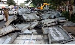 ഓടുന്ന ട്രെയിലറില്‍നിന്ന് ഇരുമ്പ് ഷീറ്റ് വീണ് രണ്ട് വഴിയാത്രക്കാര്‍ മരിച്ചു