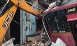 പഴയ വൈത്തിരിയില്‍ കടയിലേക്ക് ബസ് ഇടിച്ചുകയറി; നാല്‍പ്പതോളം പേര്‍ക്ക് പരിക്ക്