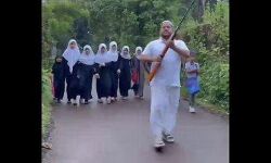 തെരുവു നായ ശല്യം;വിദ്യാര്ഥികള്ക്കൊപ്പം തോക്കുമായി സുരക്ഷ പോയ രക്ഷിതാവിനെതിരേ കേസ് തെരുവു നായ ശല്യം;വിദ്യാര്ഥികള്ക്കൊപ്പം തോക്കുമായി സുരക്ഷ പോയ രക്ഷിതാവിനെതിരേ കേസ്