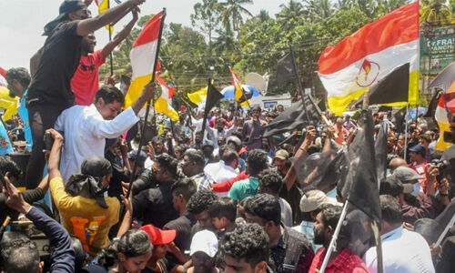 വിഴിഞ്ഞം തുറമുഖത്തിനെതിരേ സമരം ശക്തിപ്പെടുത്തി ലത്തീന് അതിരൂപത; തുറമുഖ കവാടത്തിലേക്ക് ബഹുജന റാലി വിഴിഞ്ഞം തുറമുഖത്തിനെതിരേ സമരം ശക്തിപ്പെടുത്തി ലത്തീന് അതിരൂപത; തുറമുഖ കവാടത്തിലേക്ക് ബഹുജന റാലി