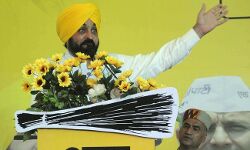 അമിതമായി മദ്യപിച്ച പഞ്ചാബ് മുഖ്യമന്ത്രിയെ വിമാനത്തില്‍നിന്ന് ഇറക്കിവിട്ടുവെന്ന് ആരോപണം; നിഷേധിച്ച് എഎപി