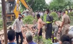 നോയിഡയില് ഹൗസിങ് സൊസൈറ്റിയുടെ മതിലിടിഞ്ഞുവീണ് 4 മരണം; 9 പേരെ രക്ഷപ്പെടുത്തി നോയിഡയില് ഹൗസിങ് സൊസൈറ്റിയുടെ മതിലിടിഞ്ഞുവീണ് 4 മരണം; 9 പേരെ രക്ഷപ്പെടുത്തി