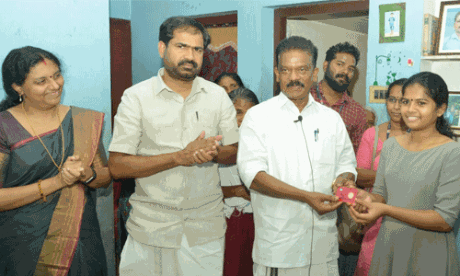 ഐസറില് പ്രവേശനം നേടിയ അല്ഗയെ വീട്ടിലെത്തി അനുമോദിച്ച് മന്ത്രി രാധാകൃഷ്ണന്; സ്വര്ണപ്പതക്കം കൈമാറി ഐസറില് പ്രവേശനം നേടിയ അല്ഗയെ വീട്ടിലെത്തി അനുമോദിച്ച് മന്ത്രി രാധാകൃഷ്ണന്; സ്വര്ണപ്പതക്കം കൈമാറി