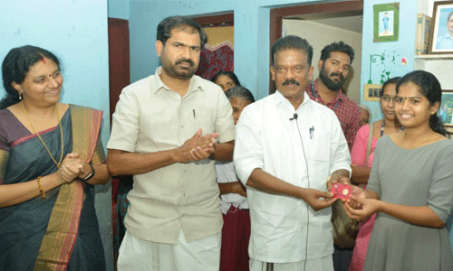 ഐസറില് പ്രവേശനം നേടിയ അല്ഗയെ വീട്ടിലെത്തി അനുമോദിച്ച് മന്ത്രി രാധാകൃഷ്ണന്; സ്വര്ണപ്പതക്കം കൈമാറി ഐസറില് പ്രവേശനം നേടിയ അല്ഗയെ വീട്ടിലെത്തി അനുമോദിച്ച് മന്ത്രി രാധാകൃഷ്ണന്; സ്വര്ണപ്പതക്കം കൈമാറി