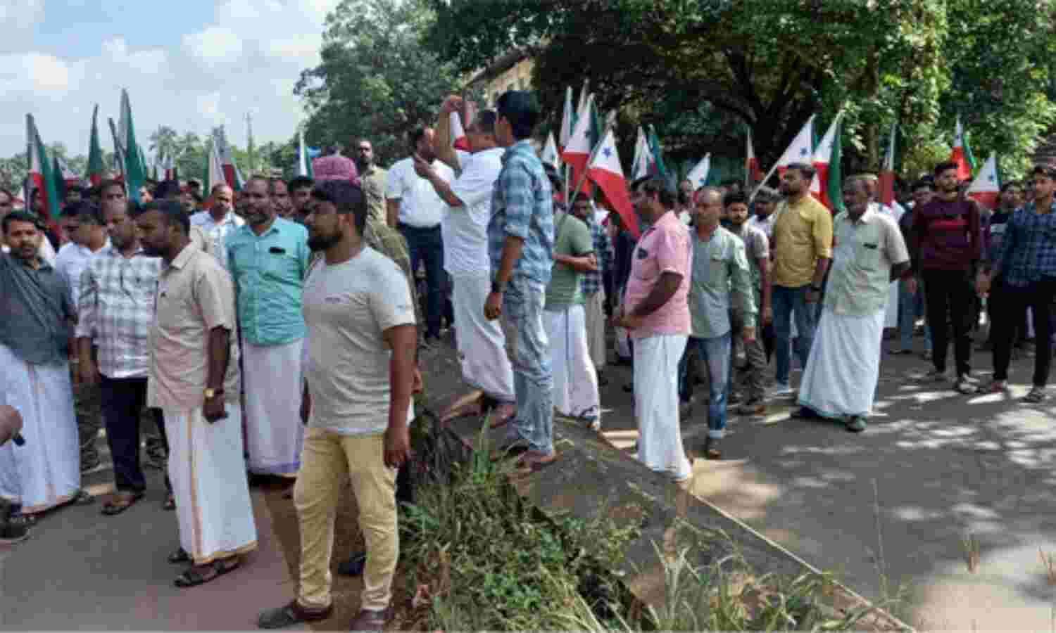 നേതാക്കളുടെ അറസ്റ്റ്; കൂരിയാട് ദേശീയപാത ഉപരോധിച്ച് പോപുലര് ഫ്രണ്ട് പ്രവര്ത്തകര് (വീഡിയോ) നേതാക്കളുടെ അറസ്റ്റ്; കൂരിയാട് ദേശീയപാത ഉപരോധിച്ച് പോപുലര് ഫ്രണ്ട് പ്രവര്ത്തകര് (വീഡിയോ)