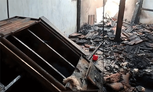 പയ്യോളിയില് പോക്സോ കേസ് പ്രതിയുടെ വീടിന് തീയിട്ടു പയ്യോളിയില് പോക്സോ കേസ് പ്രതിയുടെ വീടിന് തീയിട്ടു