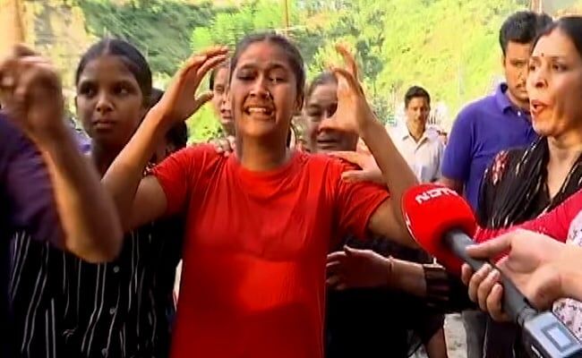 ഉത്തരാഖണ്ഡ് റിസോര്ട്ടിലെ കൊലപാതകം: സംസ്കാരച്ചടങ്ങിനിടയില് പോലിസിനെതിരേ സ്ത്രീകളുടെ പ്രതിഷേധം ഉത്തരാഖണ്ഡ് റിസോര്ട്ടിലെ കൊലപാതകം: സംസ്കാരച്ചടങ്ങിനിടയില് പോലിസിനെതിരേ സ്ത്രീകളുടെ പ്രതിഷേധം