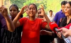 ഉത്തരാഖണ്ഡ് റിസോര്‍ട്ടിലെ കൊലപാതകം: സംസ്‌കാരച്ചടങ്ങിനിടയില്‍ പോലിസിനെതിരേ സ്ത്രീകളുടെ പ്രതിഷേധം