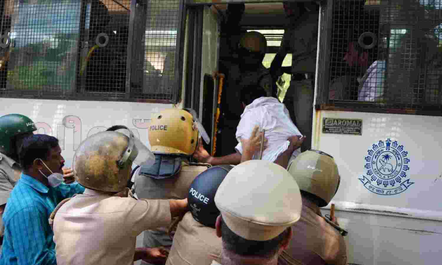 പ്രൊവിഡന്സ് സ്കൂളിലെ ഹിജാബ് വിലക്കിനെതിരായ എസ്ഐഒ, ജിഐഒ മാര്ച്ചില് പോലിസ് അതിക്രമം പ്രൊവിഡന്സ് സ്കൂളിലെ ഹിജാബ് വിലക്കിനെതിരായ എസ്ഐഒ, ജിഐഒ മാര്ച്ചില് പോലിസ് അതിക്രമം