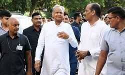 അശോക് ഗെഹ്‌ലോട്ട് രാജസ്ഥാന്‍ മുഖ്യമന്ത്രിപദവി രാജിവെക്കില്ലെന്ന് സൂചന നല്‍കി പ്രധാന സഹായി