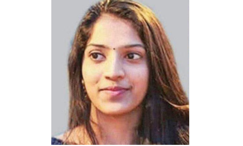 കോളജ് വിദ്യാര്ഥിനി അമ്മയുടെ കണ്മുമ്പില് ചരക്കുലോറി ഇടിച്ച് മരിച്ചു കോളജ് വിദ്യാര്ഥിനി അമ്മയുടെ കണ്മുമ്പില് ചരക്കുലോറി ഇടിച്ച് മരിച്ചു