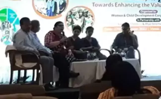 ഇനി ഗര്‍ഭനിരോധന ഉറയും വേണ്ടി വരോ? വിദ്യാര്‍ഥിനിയോട് ഉദ്യോഗസ്ഥ, വിവാദം (വീഡിയോ)