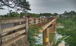 ചാലിയാറില് പാലത്തിന് വീതി കുറവ്; മറ്റൊരു പാലം നിര്മ്മിക്കണമെന്ന ആവശ്യമുമായി അരീക്കോട് മേഖല റോഡ് സുരക്ഷാ സമിതി ചാലിയാറില് പാലത്തിന് വീതി കുറവ്; മറ്റൊരു പാലം നിര്മ്മിക്കണമെന്ന ആവശ്യമുമായി അരീക്കോട് മേഖല റോഡ് സുരക്ഷാ സമിതി