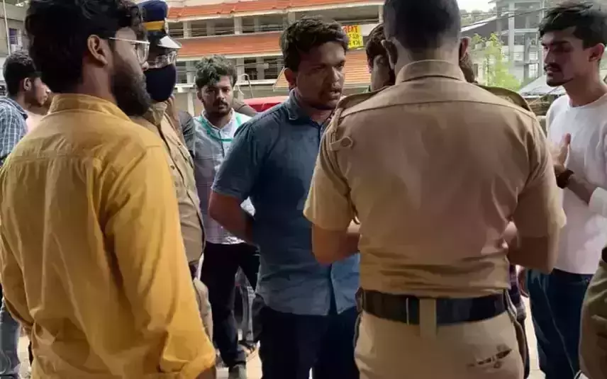വിദ്യാര്ഥിനികളോട് മോശമായി പെരുമാറിയെന്ന് ആരോപണം; സ്വകാര്യ ആശുപത്രിയിലെ ഡോക്ടര്ക്ക് മര്ദ്ദനം വിദ്യാര്ഥിനികളോട് മോശമായി പെരുമാറിയെന്ന് ആരോപണം; സ്വകാര്യ ആശുപത്രിയിലെ ഡോക്ടര്ക്ക് മര്ദ്ദനം